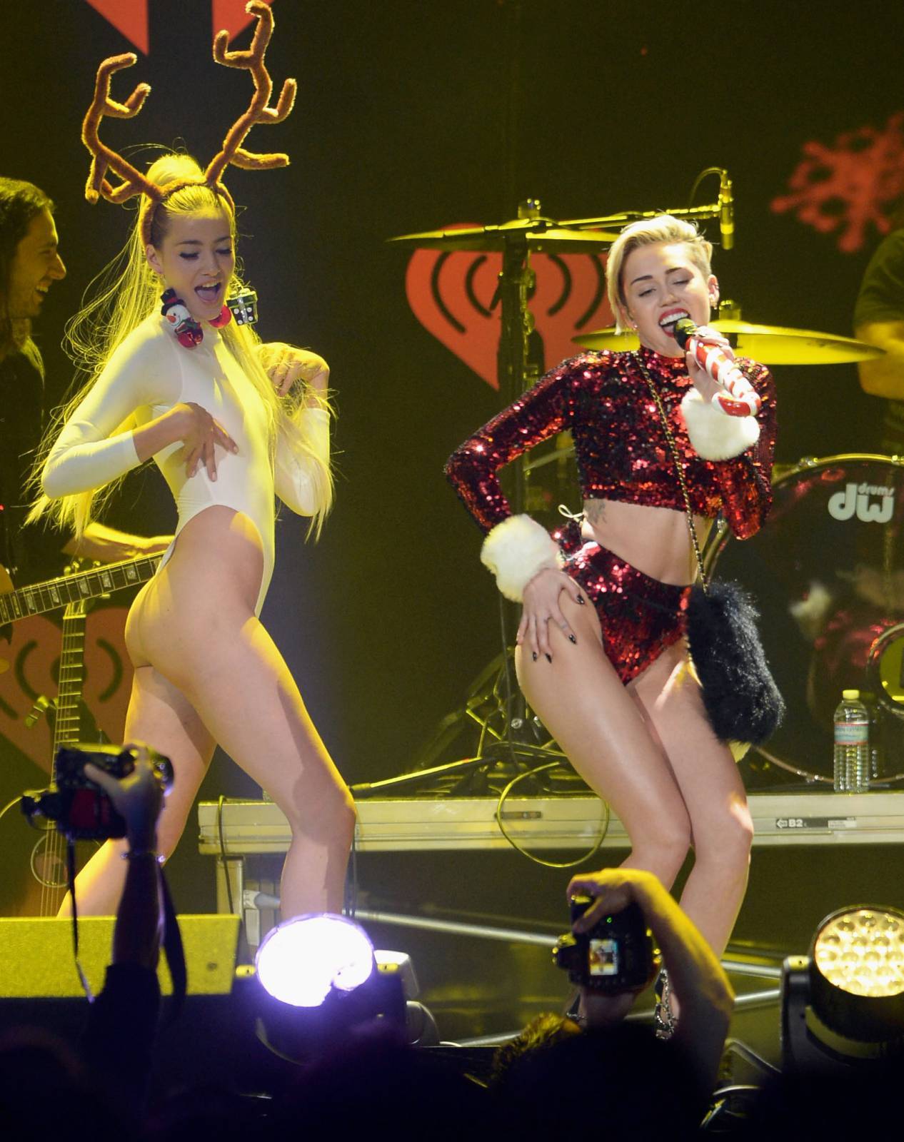 Miley Cyrus - KIIS FM Jingle Ball. ♥  Oh hell so now I wants a threesome with Miley