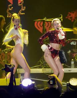 Miley Cyrus - Kiis Fm Jingle Ball. ♥  Oh Hell So Now I Wants A Threesome With Miley