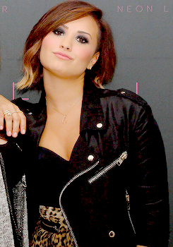 dlovato-news:  SEPTEMBER 6TH - Baltimore Arena - Baltimore, MD - Meet and Greet. More pictures on our gallery. 