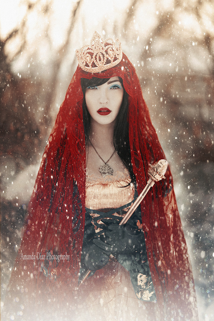 fairytalemood:  &ldquo;Snow White II&rdquo; by Amanda Diaz