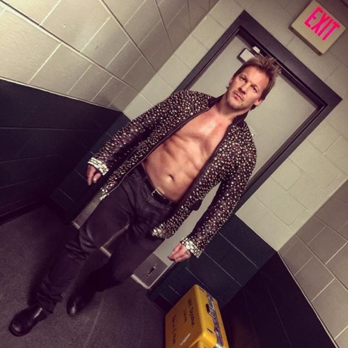 unstablexbalor:  wwe: @chrisjerichofozzy opens the final #SmackDown before the #RoyalRumble match! 