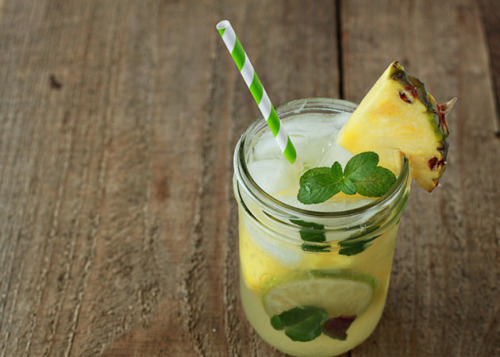 Pineapple Mojito Sangria 3 medium limes, thinly sliced small bunch peppermint, leaves stripped 1/3 c