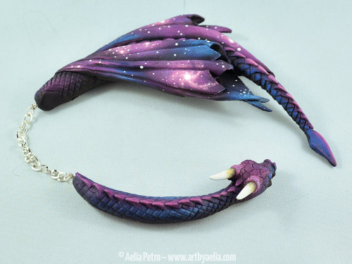 pearsnose: sweetheart-sona:  graphicallyill:  myresin:  sosuperawesome:  Dragon necklaces, bracelets