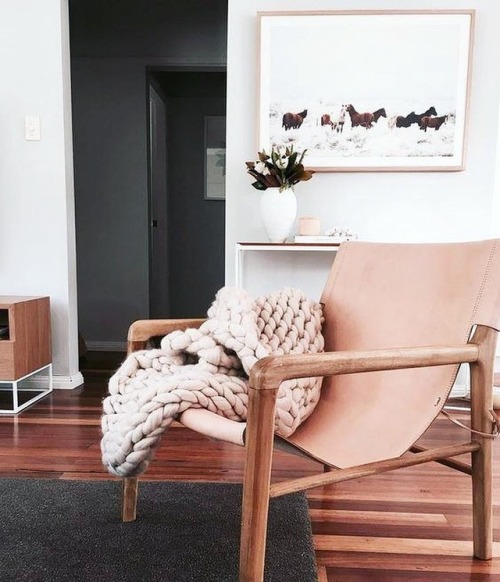 Interior details that make us want to curl up on that chair and snuggle up in that throw… #wi