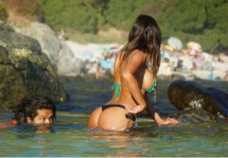 ubeenexposed:  See The 10 Most Ridiculous Bikini Photos Ever    Curious