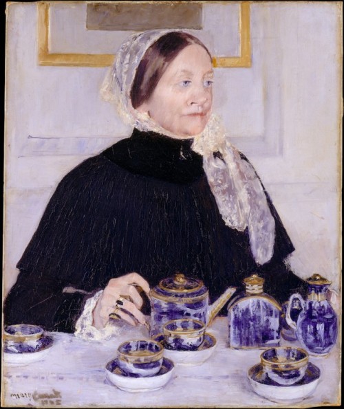 Retrato de una dama en la mesa a la hora del té por Mary Cassatt, 1883-85.