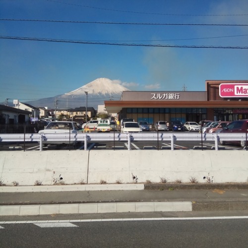 今天去富士山附近玩一下，然後晚上到溫泉酒店泡裸泡。嗚嗚嗚，第一次裸泡，好緊張，萬一有人偷窺怎麼辦呢刺激刺激。