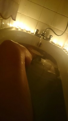 serendipity-creek:  Candle lit bath for Ms Creek.  And relax