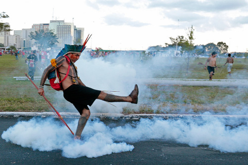 racism-sexist-ableism-ohmy: duckyshepherd: carnivaloftherandom: rishu-jpn: Brazilian police clash wi