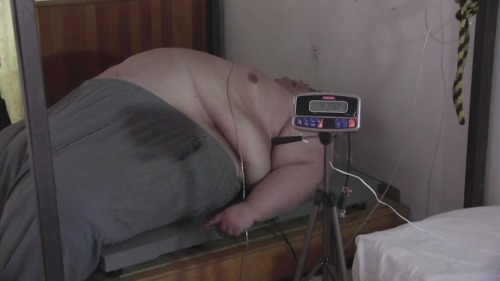 we-love-superchubs:  fatty getting weighed  He looks a lot bigger than 419…