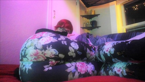 peopleonlylikemeifipostnudes: peopleonlylikemeifipostnudes: For real I love leggings so much  Wishli