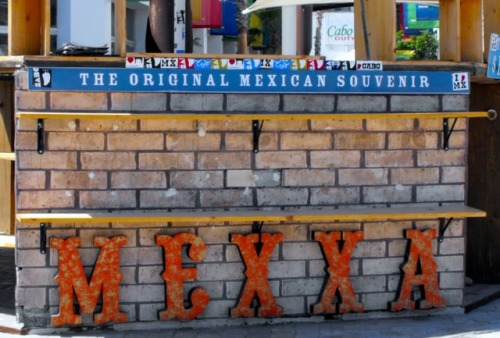 Tesoros turísticos: “The Original Mexican Souvenir - Mexxa,” Tienda, Cabo San Lucas, Baja California