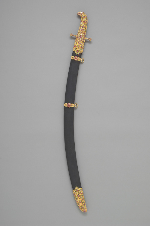 armthearmour:A fabulously gilt Sabre studded with rubies, Turkish, late 17th century,housed at the K