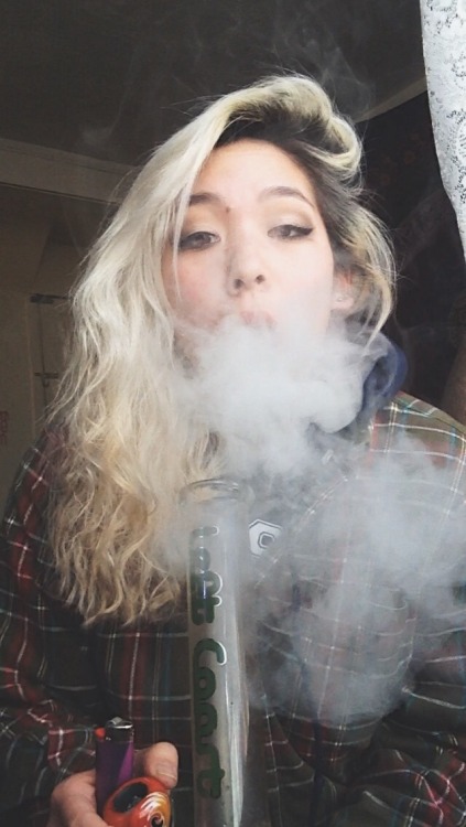 emeraldcitystoner:  Old pictures at my old house with my old bong. I miss everything about these photos