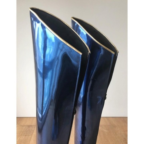 RTBU SLICK 18cm Stiletto Hard Shaft Rear Zip Gold Piping Thigh Boot Blue Metallic. WHERE TO BUY: htt