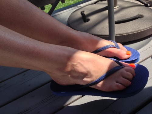 sammifeet:  Here are pics teasing James in the backyard. What a lovely day.