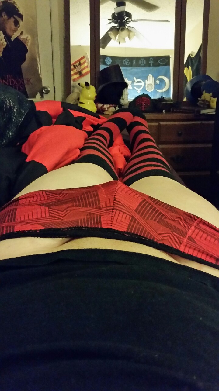 jinx-senpai:  My thighs are white af. Im the palest Italian ever. Can you tell red