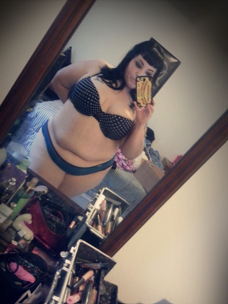 awesome-kelly-things:I think I look mighty cute with my big belly and legs. 