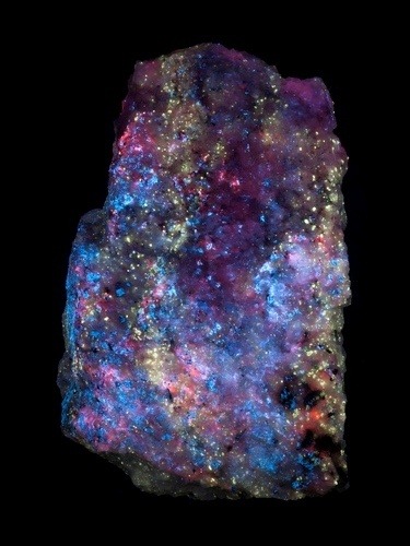 moell-d:  Calcite, Hydrozincite, Chondrodite, Diopside and Chalcopyrite under ultraviolet (by dougba