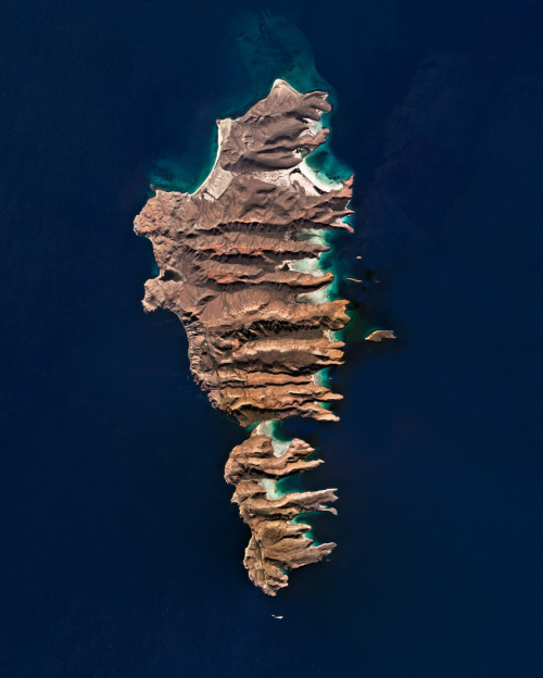 dailyoverview: Isla Espíritu Santo and Isla Partida are islands in the Gulf of California, lo