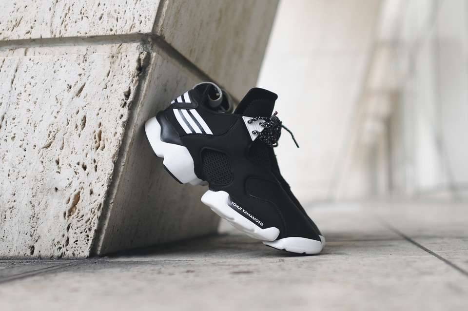 wantering-sneakers:  Y-3 Kohna - Black / WhiteSearch for more Shoes by Y-3 on Wantering.