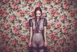 girl-vs-sex:  sextathlon:  Is it possible to fall in love with wallpaper?  And that dress.