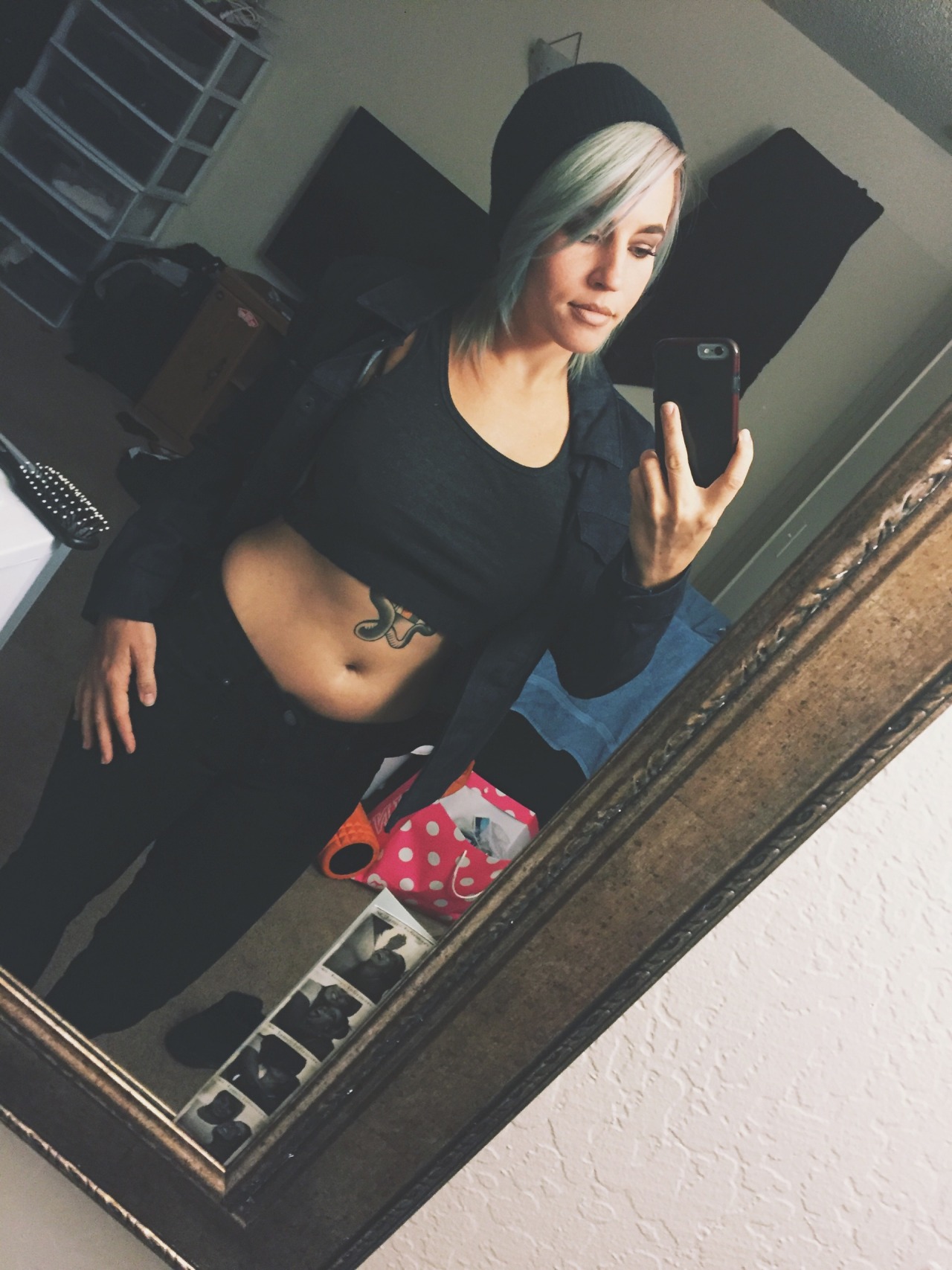 grownassmaam:  Weather is cooler, but I’m still trying to wear crop tops.