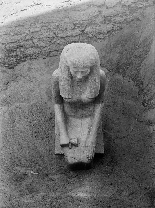 spiritsdancinginthenight:The unearthing of Lady Sennuwy of Asyut, 1913. Sennuwy dates from Middle Ki