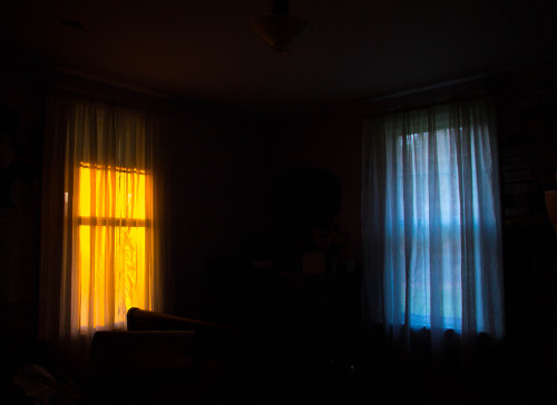 sylvanna:The light from the sunset only shines through the left window in my room, leaving the other