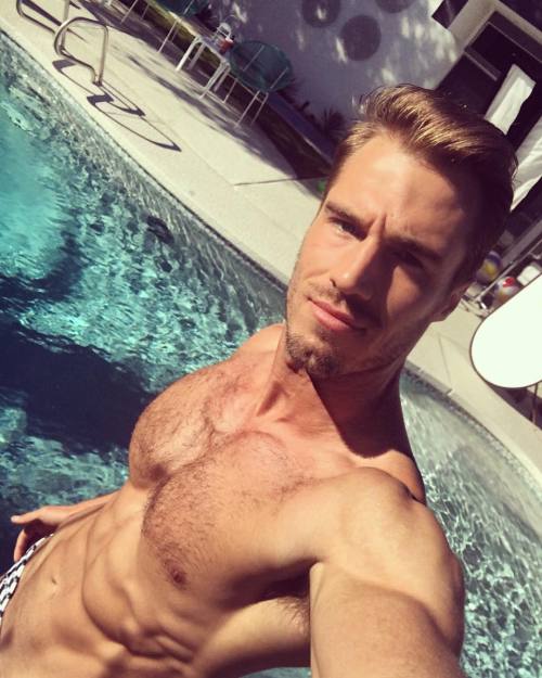 insta-hunk:  Instagram: @reececarter88