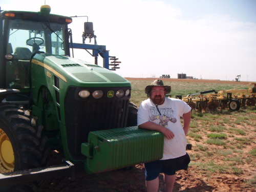 txjeminem:Damn my big Ginger Chub looks great by the John Deere Tractor! ❤❤❤❤❤❤ J O H N