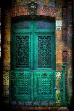 lifeistooshortdont:  ambient-entropy:  aesthetic—pleasures:  Gorgeous Green Door on We Heart It.   :-) 