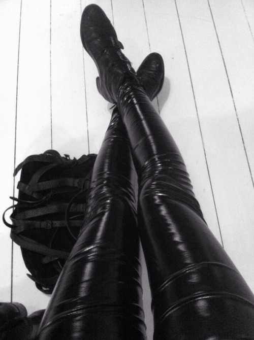 gothkink-tales: Tight and shiny.