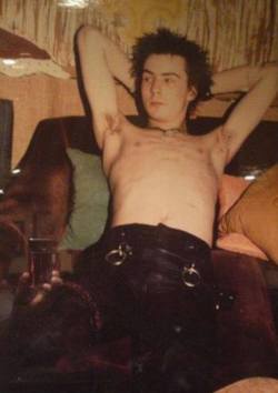 the-y0ung-and-the-restless:  (14) sid vicious | Tumblr on We Heart Ithttp://weheartit.com/entry/80045847/via/sabri_ramones 