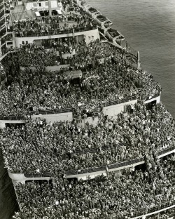 historicaltimes: RMS Queen Elizabeth bringing American troops back home, New York harbour 1945 via reddit 