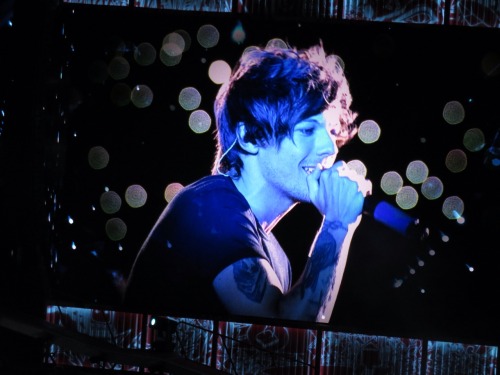 spousekink:  louis during little things in chicago 8/30 (don’t remove credit please)