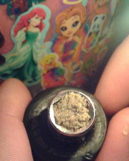 Massive Kief Bowl #gravity  & A Zong Hit  ▫▫▫▫▫▫▫▫▫▫▫▫▫▫▫▫▫▫▫▫ ▫▫▫▫▫▫▫▫▫▫▫▫▫▫▫▫▫▫▫▫ #lisafrank ☁