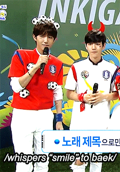 thesoulmusiq:  Kwanghee telling Baekhyun to smile on Inkigayo today. 