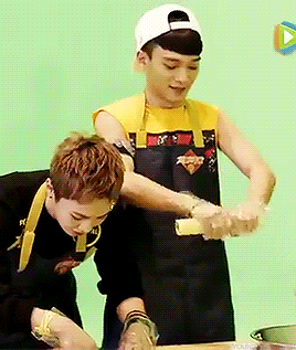youngster-chen:  welcome to the gun show…[x]  was that sleeveless shirt and armband really necessary ㅠㅠ 