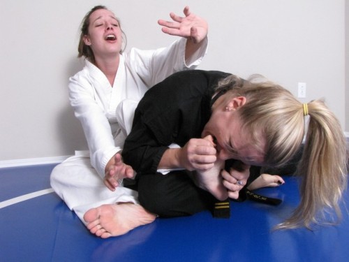 Love watching a girl sink her teeth into her opponent&rsquo;s sexy bare feet