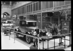 therealhollywoodbandit:  FELIX CHEVROLETS 1ST LOCATION IN THE ARCADE        BUILDING IN DTLA ON BROADWAY BLVD 