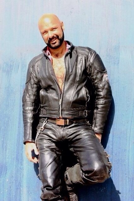 denimleather: Fucking hot leatherguy. Great leathers!!