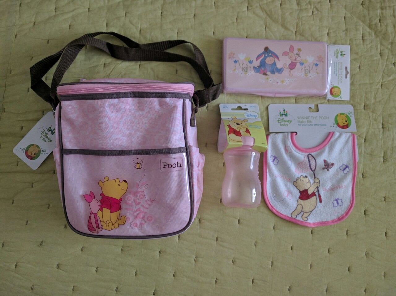 bbyhoneybee:  my new Winnie the Pooh diapee bag came with a wipe container, a sippy