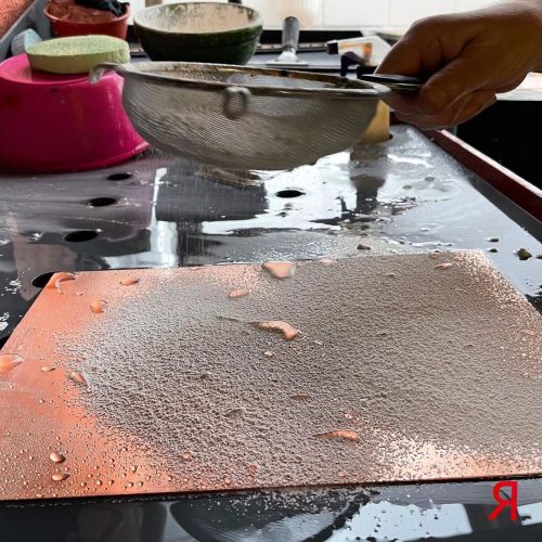 Degreasing the copper plate #artprintresidence #degreasing #copperplate #hardgroundetching (at Art P