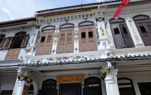 I went to Malacca and walked all over town for two hours, took pictures, awed at the buildings at Jo