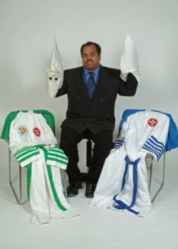 exploringwhatev:  yyoouuccaannhhaavveemymmoonneeyy:  Daryl Davis poses with robes and hoods given to him by KKK members. Davis befriends KKK members and, as a result, collects the robes and hoods of Klansmen who choose to leave the organization because