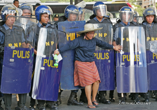 plumtint:afp-photo:PHILIPPINES, Manila : Filipino laborers clash with police personnel in Makati Cit