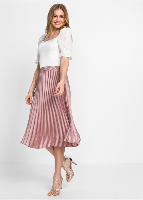 Oh those pleats!simple skirt swish and swaystrappy sandals, spring on its waylight peasant top with 