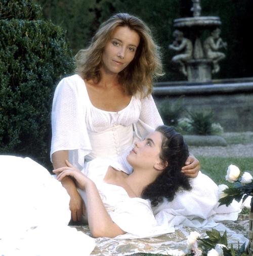 diaryofalandlockedmermaid: Kate Beckinsale as Hero and Emma Thompson as Beatrice in Kenneth Branagh&