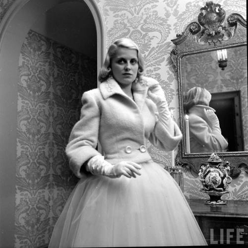 White fashions for debutantes(Nina Leen. 1951)